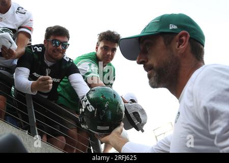 Canton, Usa. 03. Aug. 2023. Der Quarterback der New York Jets Aaron Rogers (8) signiert am Donnerstag, den 3. August 2023, Autogramme vor dem Start der Pro Football Hall of Game gegen die Cleveland Browns in Canton, Ohio. Foto: Aaron Josefczyk/UPI Credit: UPI/Alamy Live News Stockfoto