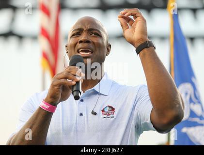 Canton, Usa. 03. Aug. 2023. Der Class of 2023 Pro Football Hall of Fame Inductee, DeMarcus Ware, singt die Nationalhymne vor dem Hall of Fame Game in Canton, Ohio, am Donnerstag, den 3. August 2023. Foto: Aaron Josefczyk/UPI Credit: UPI/Alamy Live News Stockfoto