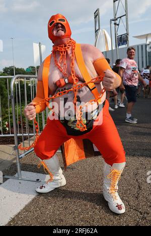 Canton, Usa. 03. Aug. 2023. Ein Fan der Cleveland Browns posiert für ein Foto vor dem Start der Pro Football Hall of Game mit den Cleveland Browns und New York Jets in Canton, Ohio, am Donnerstag, den 3. August 2023. Foto: Aaron Josefczyk/UPI Credit: UPI/Alamy Live News Stockfoto