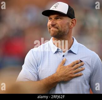 Canton, Usa. 03. Aug. 2023. Klasse 2023 Pro Football Hall of Fame Inductee Joe Thomas winkt der Menge bei seiner Vorstellung vor dem Hall of Fame Game in Canton, Ohio, am Donnerstag, den 3. August 2023 zu. Foto: Aaron Josefczyk/UPI Credit: UPI/Alamy Live News Stockfoto