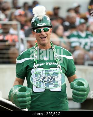 Canton, Usa. 03. Aug. 2023. Ein New York Jets-Fan in der ersten Hälfte der Pro Football Hall mit den Cleveland Browns und New York Jets in Canton, Ohio, am Donnerstag, den 3. August 2023. Foto: Aaron Josefczyk/UPI Credit: UPI/Alamy Live News Stockfoto