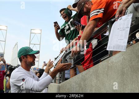 Canton, Usa. 03. Aug. 2023. Der Quarterback der New York Jets Aaron Rogers (8) signiert am Donnerstag, den 3. August 2023, Autogramme vor dem Start der Pro Football Hall of Game gegen die Cleveland Browns in Canton, Ohio. Foto: Aaron Josefczyk/UPI Credit: UPI/Alamy Live News Stockfoto