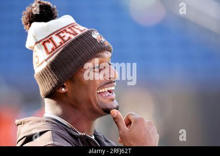 Canton, Usa. 03. Aug. 2023. Cleveland Browns Quarterback Deshaun Watson (4) hat vor dem Start der Pro Football Hall of Game gegen die New York Jets in Canton, Ohio, am Donnerstag, den 3. August 2023, einen Lacher. Foto: Aaron Josefczyk/UPI Credit: UPI/Alamy Live News Stockfoto