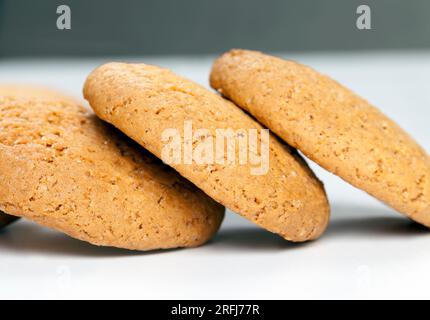 Runde Kekse aus Weizen- und Hafermehl, die poröse Struktur von echten runden Keksen, nicht süßtrockene und knusprige Kekse, Nahaufnahme Stockfoto