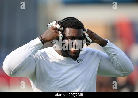 Canton, Usa. 03. Aug. 2023. New York Jets Mekhi Becton (77) verlässt das Spielfeld, bevor am Donnerstag, den 3. August 2023, die Pro Football Hall of Game gegen die Cleveland Browns in Canton, Ohio, beginnt. Foto: Aaron Josefczyk/UPI Credit: UPI/Alamy Live News Stockfoto