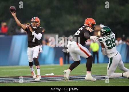 Canton, Usa. 03. Aug. 2023. Der Quarterback der Cleveland Browns, Kellen Mond (7), wirft am Donnerstag, den 3. August 2023, einen Pass während des ersten Quartals der Pro Football Hall of Game gegen die New York Jets in Canton, Ohio. Foto: Aaron Josefczyk/UPI Credit: UPI/Alamy Live News Stockfoto