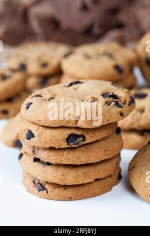 Gemischte Haferbrei- und Weizenmehl-Kekse, Kekse mit Schokoladenstückchen aus Kakao, köstliche gemischte Kekse aus Müsli und Cornflakes und Stockfoto