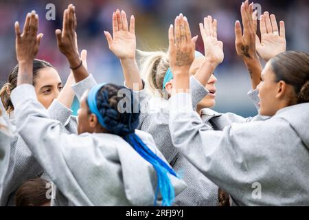Auckland, Auckland, Neuseeland. 22. Juli 2023. Mitglieder der US-Mannschaft High-Five zu Beginn des FIFA WomenÃs World Cup Group E-Spiels 2023 gegen Vietnam im Eden Park Stadium in Auckland, Neuseeland, USA 3:0 Vietnam (Kreditbild: © Ira L. Black/ZUMA Press Wire) NUR REDAKTIONELLE VERWENDUNG! Nicht für den kommerziellen GEBRAUCH! Stockfoto