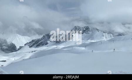 Skigebiet an der Zugspitze, dem höchsten Berg Deutschlands Stockfoto