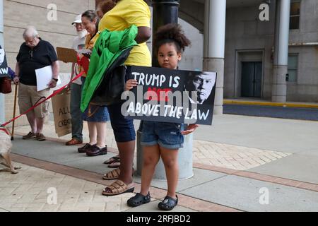 Lesen, Usa. 03. Aug. 2023. Ein Kind hält ein Plakat bei einer Rallye „Trump is Not Above the Law“ im Berks County Services Center. Etwa ein Dutzend Menschen nahmen an der Kundgebung Teil, an dem Tag, als der ehemalige US-Präsident Donald Trump vor dem Bundesgericht angeklagt wurde, wegen vier Vergehen wegen versuchten, die Wahlen von 2020 zu stürzen. Kredit: SOPA Images Limited/Alamy Live News Stockfoto