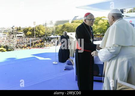 Lissabon, Portugal. 03. Aug. 2023. Papst Franziskus begrüßt den Patriarchen von Lissabon Kardinal Manuel Clemente bei der Begrüßungszeremonie des 37. Weltjugendtages auf dem Meeting Hill im Parque Eduardo VII in Lissabon, Portugal, am 3. August 2023. Das Treffen fand am zweiten Tag der Apostolischen Reise des Papstes nach Portugal zum Weltjugendtag 2023 statt. Foto von (EV) Vatikan Media/ABACAPRESS.COM Kredit: Abaca Press/Alamy Live News Stockfoto