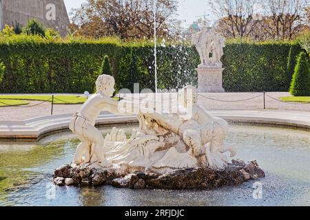 Wiener Belvedere Steinstatuen in Brunnen Österreich Stockfoto