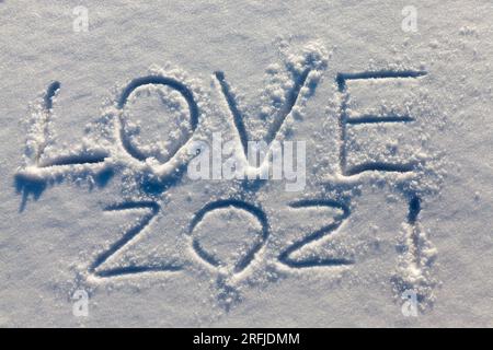 Die Worte Liebe 2021 gezeichnet im Schnee, Schnee mit Zeichnungen der Worte Liebe 2021 in der Wintersaison, am Vorabend des Einsetzens von 2022 Stockfoto