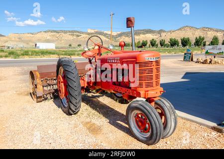 Oldtimer American Red International Harvester McCormick deering Farmall Traktor im tropischen Utah Stockfoto