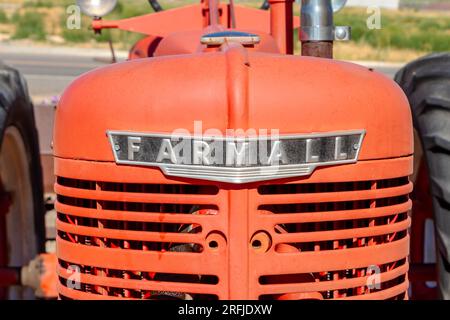 Klassischer amerikanischer roter internationaler Harvester McCormack deering Farmall-Traktor im Tropic Utah Stockfoto
