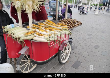 Türkei istanbul 19. juni 2023. Ein Straßenverkäufer verkauft gerösteten Mais Stockfoto