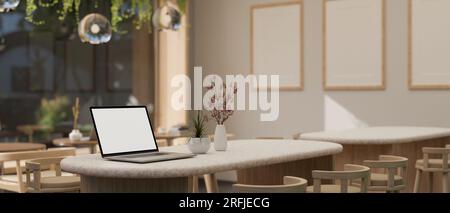 Nahaufnahme eines Laptops mit weißem Bildschirm auf einem Tisch in einem schönen minimalistischen Café. 3D-Rendering, 3D-Abbildung Stockfoto