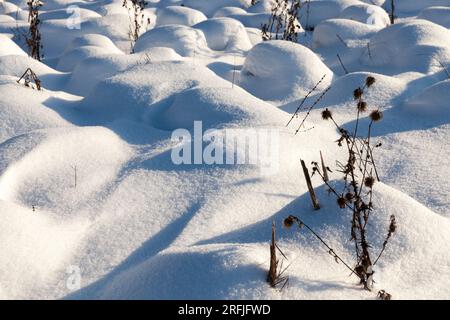 Große Schneewehen nach Schneefällen und Schneestürmen, die Wintersaison mit kaltem Wetter und vielen Niederschlägen in Form von Schnee Stockfoto