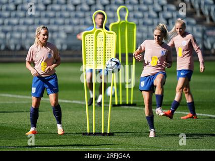 Jordan Nobbs (links) und Laura Coombs in Aktion während eines Trainings im Central Coast Stadium in Gosford, Australien. Foto: Freitag, 4. August 2023. Stockfoto