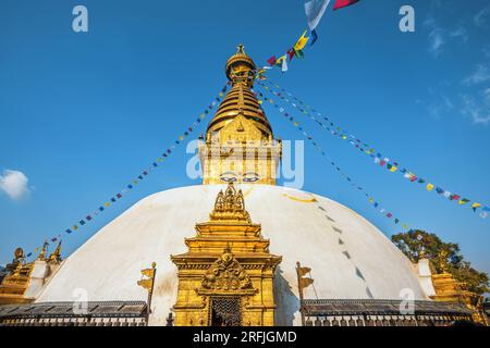 Die Kuppel und der Goldspire von Swayambhunath Stupa, auch bekannt als Monkey Temple, Kathmandu, Nepal Stockfoto