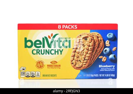 IRVINE, KALIFORNIEN - 3. AUGUST 2023: Eine Schachtel Belvita Crunchy Breakfast Biscuits Blueberry Aroma. Stockfoto