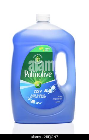 IRVINE, KALIFORNIEN - 3. AUGUST 2023: Eine Flasche Ultra Palmolive Dish Liquid mit OXY Deep Grease Schneidleistung. Stockfoto