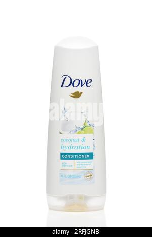 IRVINE, KALIFORNIEN - 3. AUGUST 2023: Eine Flasche Dove Coconut und Hydration Conditioner Stockfoto