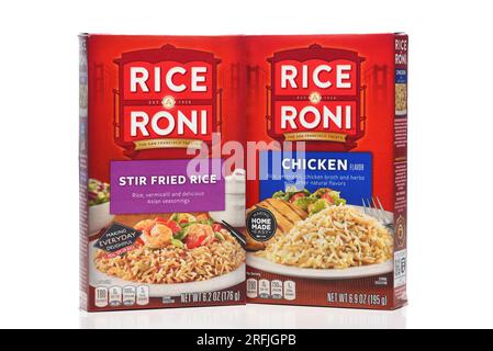 IRVINE, KALIFORNIEN - 3. AUGUST 2023: Zwei Schachteln Reis-a-Roni, gebratener Reis und Hühnchen-Aroma. Stockfoto