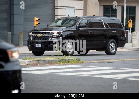 Washington, Usa. 03. Aug. 2023. Die Autokolonne des ehemaligen US-Präsidenten Donald J. Trump verlässt das E. Barrett Prettyman United States Courthouse nach seiner Anklageerhebung in Washington, DC, USA, Donnerstag, 3. August, 2023. Trump hat sich vor einem Gericht in Washington DC für nicht schuldig bekannt, sich verschworen zu haben, seine Wahlniederlage von 2020 zu stürzen. Später sagte er den Reportern, es handele sich um die "Verfolgung eines politischen Gegners". Es ist der dritte Auftritt des ehemaligen Präsidenten in vier Monaten als Angeklagter. Foto: Rod Lamkey/CNP/ABACAPRESS.COM Kredit: Abaca Press/Alamy Live News Stockfoto