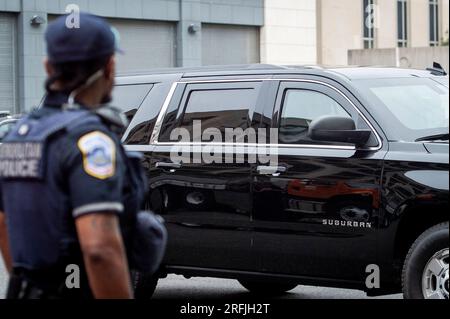 Washington, Usa. 03. Aug. 2023. Die Autokolonne des ehemaligen US-Präsidenten Donald J. Trump verlässt das E. Barrett Prettyman United States Courthouse nach seiner Anklageerhebung in Washington, DC, USA, Donnerstag, 3. August, 2023. Trump hat sich vor einem Gericht in Washington DC für nicht schuldig bekannt, sich verschworen zu haben, seine Wahlniederlage von 2020 zu stürzen. Später sagte er den Reportern, es handele sich um die "Verfolgung eines politischen Gegners". Es ist der dritte Auftritt des ehemaligen Präsidenten in vier Monaten als Angeklagter. Foto: Rod Lamkey/CNP/ABACAPRESS.COM Kredit: Abaca Press/Alamy Live News Stockfoto