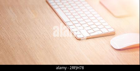 Tasten auf der Computertastatur. Computertastatur auf einem Schreibtisch aus Büroholz, selektiver Fokus auf einigen Tasten Stockfoto