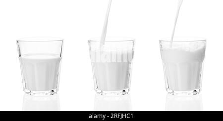 Milch gießt in das Glas. Ein Spritzer Milch in das Glas und ein isoliertes Ausgießen auf weißem Hintergrund. Stockfoto