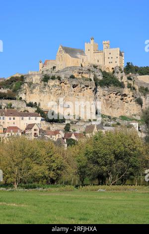 Château fort, église et Village de Beynac, classé plus Beau Village de France, Dordogne, Périgord, Nouvelle-Aquitaine, Frankreich, Europa Stockfoto