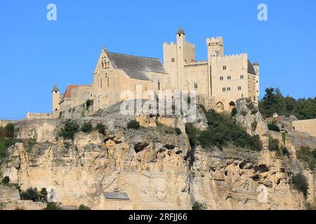 Château fort, église et Village de Beynac, classé plus Beau Village de France, Dordogne, Périgord, Nouvelle-Aquitaine, Frankreich, Europa Stockfoto