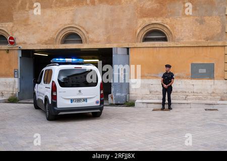 Aix En Provence, Frankreich. 03. Aug. 2023. Der Gefangenenkonvoi kommt am 3. August 2023 vor dem Berufungsgericht in Aix-en-Provence, Frankreich, an. Foto: Laurent Coust/ABACAPRESS.COM Kredit: Abaca Press/Alamy Live News Stockfoto