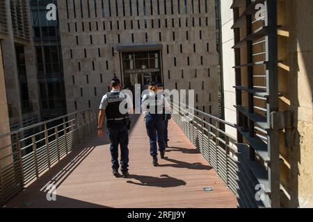 Aix En Provence, Frankreich. 03. Aug. 2023. Polizeibeamte betreten das Berufungsgericht Gebäude Aix-en-Provence, Frankreich, 3. August 2023. Foto: Laurent Coust/ABACAPRESS.COM Kredit: Abaca Press/Alamy Live News Stockfoto