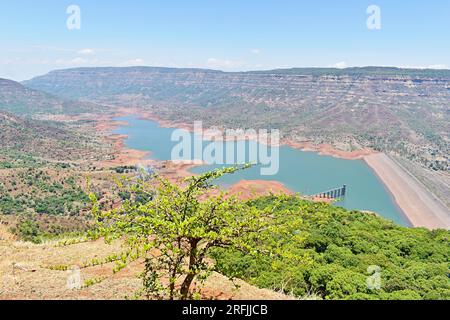 Landschaft des Krishna-Tals und Dhom-Staudamm vom Kate's Point aus, rund 15 km außerhalb von Panchgani, auf dem Weg nach Mahabaleshwar, Maharashtra, Indi Stockfoto