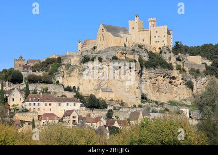 Château fort, église et Village de Beynac, classé plus Beau Village de France, Dordogne, Périgord, Nouvelle-Aquitaine, Frankreich, Europa Stockfoto