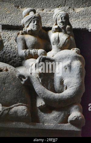 Details der Elefantenreiter auf einem der Pfeiler in der Chaitya Hall in den Karla Höhlen, diese Höhlen wurden zwischen 50 und 70 CE und 120 CE gebaut, Stockfoto