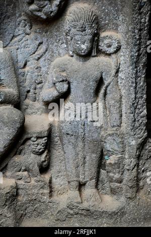 Bas Relief Skulptur des Buddhismus Avalokitesvara, in einen Stein an der Außenwand der Chaitya-Halle in den buddhistischen Karla-Höhlen gehauen, wurden diese Höhlen gebaut Stockfoto