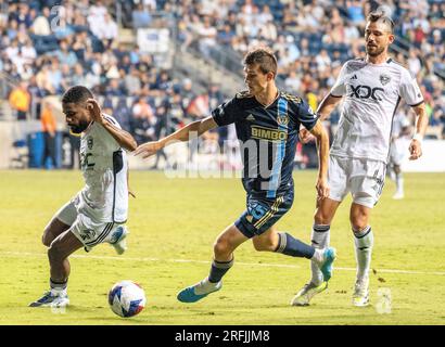 Chester, Pennsylvania, USA. 3. Aug. 2023. 3. August 2023, Chester PA, USA: Philadelphia Union-Spieler, CHRIS DONOVAN (25) kämpft um den Ball gegen D.C. United Player, RUAN (2). Die Union hat D.C. geschlagen Vereint in Elfmeterschießen. Kreditbild: © Ricky Fitchett via ZUMA Wire (Kreditbild: © Ricky Fitchett/ZUMA Press Wire) NUR REDAKTIONELLE VERWENDUNG! Nicht für den kommerziellen GEBRAUCH! Stockfoto