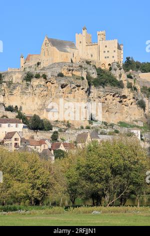 Château fort, église et Village de Beynac, classé plus Beau Village de France, Dordogne, Périgord, Nouvelle-Aquitaine, Frankreich, Europa Stockfoto