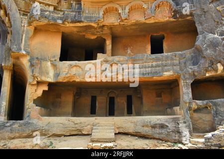 Fassade einer Höhle 12 Vihara mit Doppelstockwerk, Treppen und Zellentüren mit Felsen, Bhaja Höhlen, antiker Buddhist, erbaut im 2. Jahrhundert v. Chr., während t Stockfoto