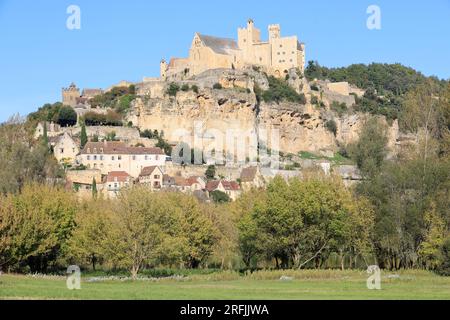 Château fort, église et Village de Beynac, classé plus Beau Village de France, Dordogne, Périgord, Nouvelle-Aquitaine, Frankreich, Europa Stockfoto