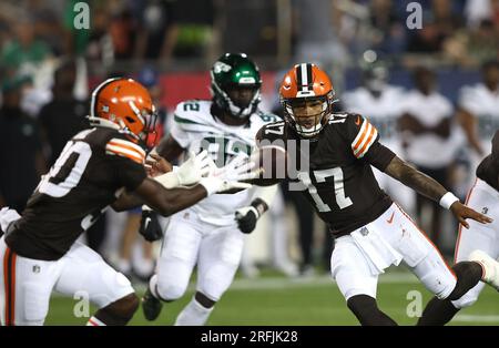 Canton, Usa. 03. Aug. 2023. Cleveland Browns Dorian Thompson-Robinson (17) wirft den Ball zum Running Back Hassan Hall (30) gegen die New York Jets im vierten Quartal des Pro Football Hall-Spiels in Canton, Ohio, am Donnerstag, den 3. August 2023. Foto: Aaron Josefczyk/UPI Credit: UPI/Alamy Live News Stockfoto