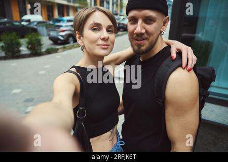 Foto von Mann und Frau draußen Stockfoto