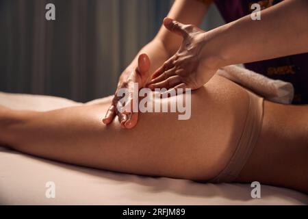 Erfahrener Masseur gibt dem Kunden eine Anti-Cellulite-Massage Stockfoto