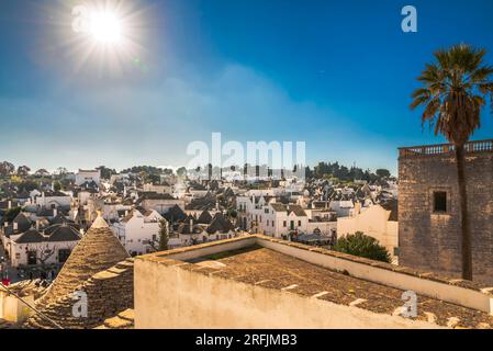 Alberobello, Italien - 1. Januar 2023: Alberobello aus der Vogelperspektive, eine kleine Stadt und Komune der Metropolstadt Bari, Apulien, Süditalien Stockfoto
