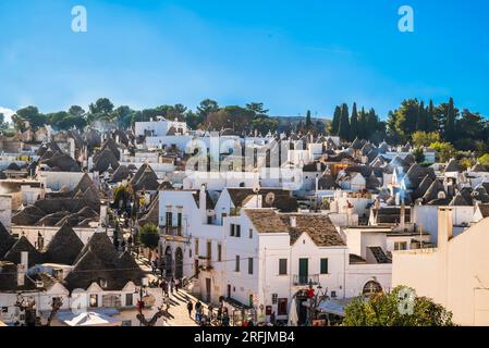 Alberobello, Italien - 1. Januar 2023: Alberobello ist eine kleine Stadt und Komune der Metropolstadt Bari, Apulien, Süditalien Stockfoto