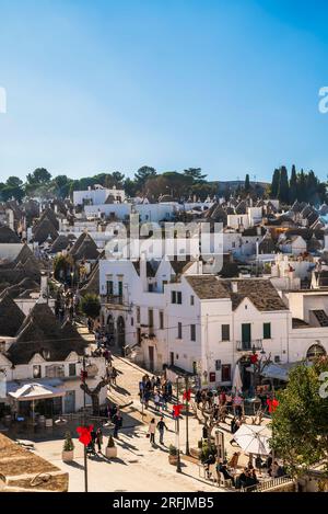Alberobello, Italien - 1. Januar 2023: Alberobello, eine kleine Stadt in Süditalien, die für ihre einzigartigen Trullo-Gebäude berühmt ist Stockfoto